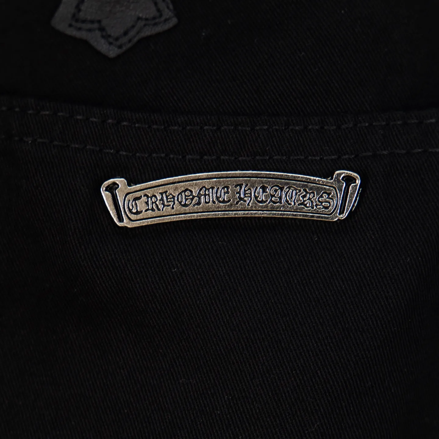 P260 Chrome Hearts Chrome Hearts Black Multi-leather Elements Full of Details Washed Jeans Authentically Restore the Ultimate Vintage Texture Three-Dimensional Fit Loose and Comfortable, Not Slimming Appearing Tall and Slim Made by a Manufacturer Original Quality Control Same Style for Men and Women Can Be Matched for Couples Versatile Recommendations Must-Have Jeans for All Seasons Fashionistas Have Been Disappointed From the Quality Selection of Fabrics, Cutting of Details, and Matching of Patterns, Everything Is Impeccable! The upper body is so handsome when worn...it can be easily worn by men, women and children! The craftsmanship is made of heavy-duty washed pure cotton denim fabric. After washing, it is soft and thick. It is very stylish when worn on the body. Style number: 1775# Color: black Size: 28 30 32 34 36